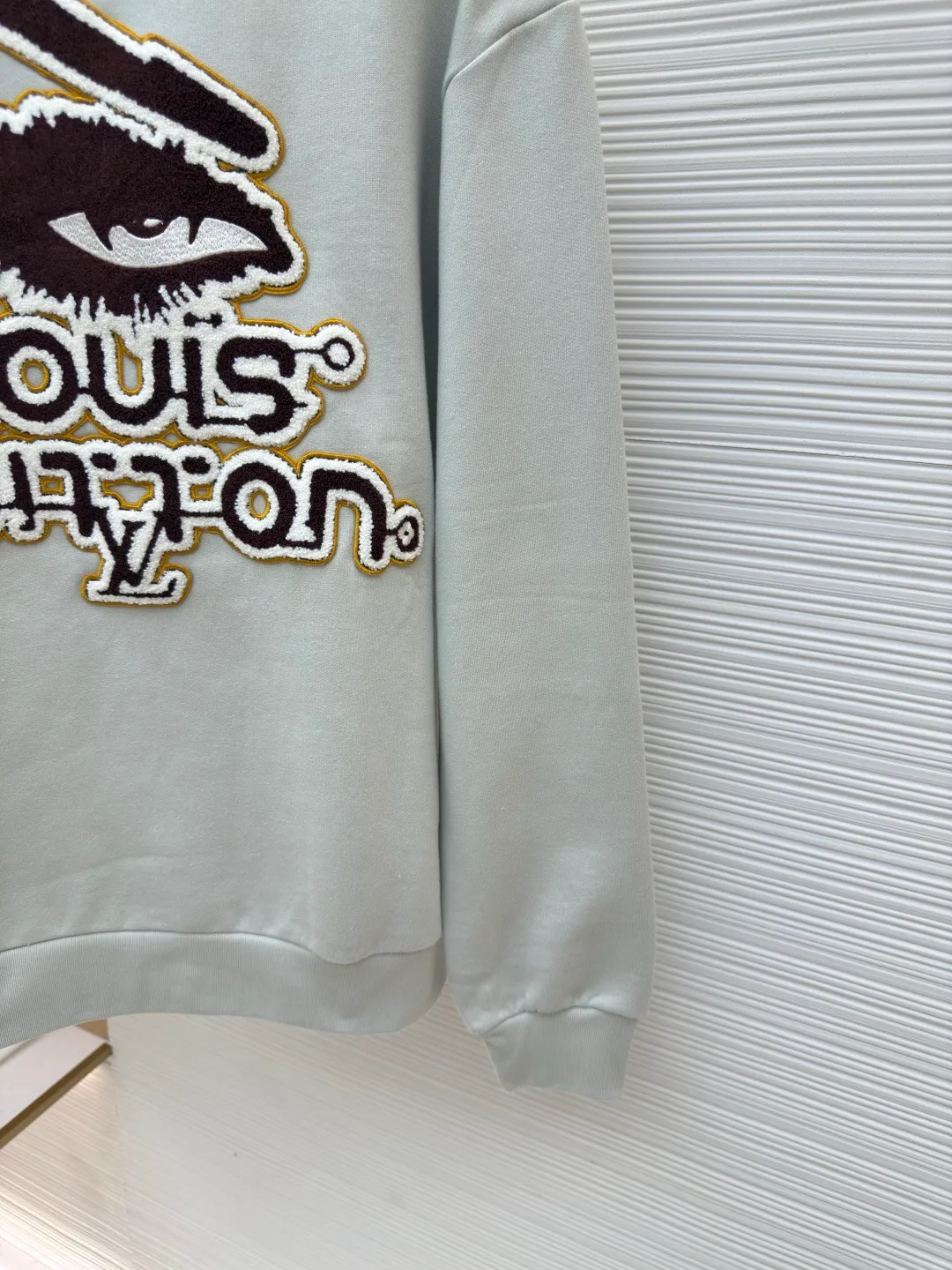 LOUIS VUITTON Wool embroidered attention-grabbing sweatshirt ●Authentic product: Purchased and developed for 11600 ●Item number: 1680517-A85 ●Fabric: double-ply cotton sweatshirt fabric ●Technology: embroidered patch production ●Version: fitted version ●Weight: about 565 grams ●Size: XS-S-M-L ●Description: The fabric is made of 32s double-ply cotton sweatshirt fabric. After the gray cloth is dyed and shaped, the base fabric is made of fleece shearing. It is matched with a 26s double-yarn horizontal plate machine to weave the ribs. The AB color is made according to the Y version color. The rib color of the bulk fabric is custom-dyed. The front panel is hand-embroidered and embroidered with a seal. The seal is embroidered with a Tajima towel machine imported from Japan. It is made, the yarn is dyed according to the pattern, using 26s/2 wool 30% blended yarn, the bottom layer is made of two-line non-woven fabric, three-dimensional towel embroidery + flat embroidery, laser positioning burnt cutting non-woven fabric hollow effect, later manual finishing of the corner edges, trimming the edge stop to the minimum, completely matching the same width as the pattern. The overall wiring is straight and delicate, the fabric is comfortable and soft, and the color is consistent without color difference. It can be matched with the same style to create a fashionable look and control various occasions. Customized accessories, complete with three standards, same style for men and women!